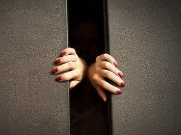 Mani che aprono le porte di un ascensore