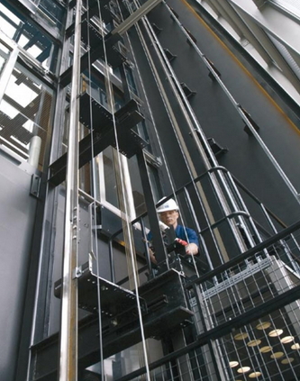 Tecnico che esegue manutenzione su un ascensore