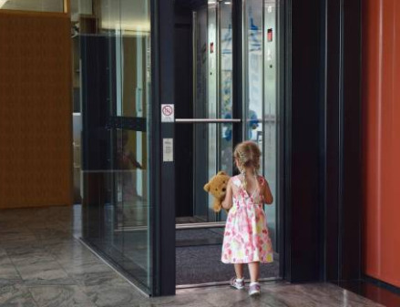 Bambina di fronte ad ascensore